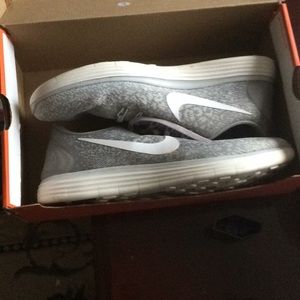 Grey and white nike shoes, Nike flex experience